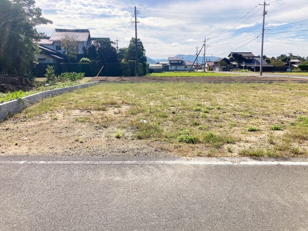 出雲市斐川町富村、土地の前面道路を含む現地写真画像です