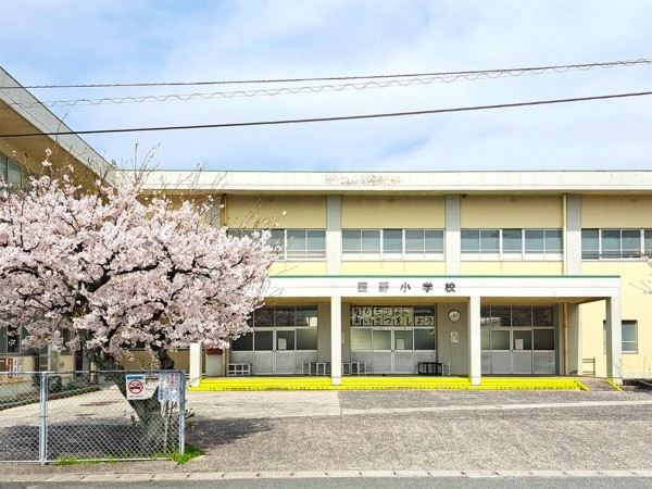 出雲市斐川町富村、土地の小学校画像です