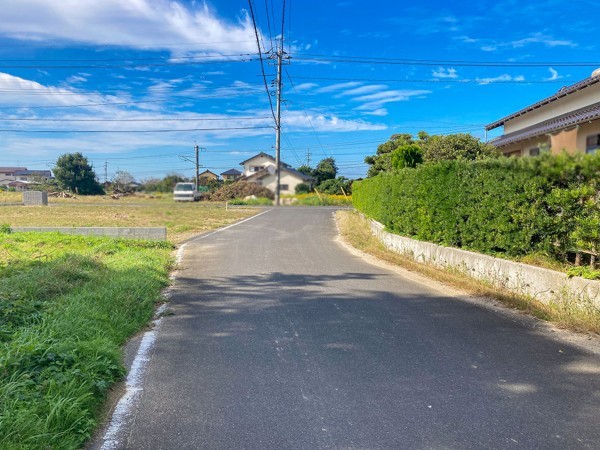 出雲市斐川町富村、土地の前面道路を含む現地写真画像です