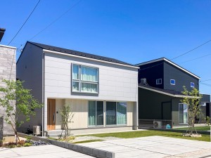 出雲市斐川町出西、新築一戸建ての前面道路を含む現地写真画像です