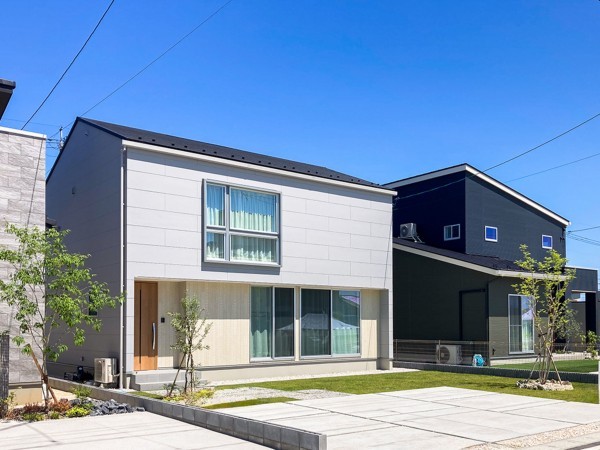 出雲市斐川町出西、新築一戸建ての前面道路を含む現地写真画像です
