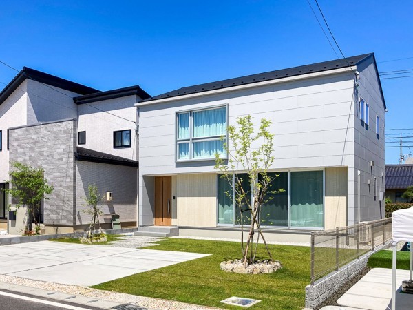 出雲市斐川町出西、新築一戸建ての前面道路を含む現地写真画像です