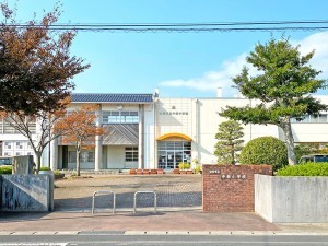 出雲市斐川町直江、土地の小学校画像です