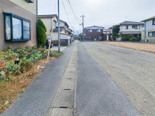 米子市三本松、土地の前面道路を含む現地写真画像です