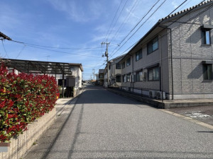 米子市西福原、中古一戸建ての前面道路を含む現地写真画像です
