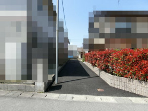 米子市西福原、中古一戸建ての前面道路を含む現地写真画像です