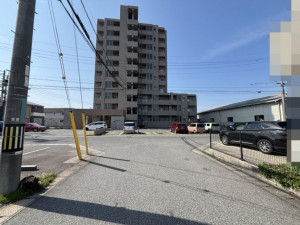 米子市西福原、中古一戸建ての前面道路を含む現地写真画像です