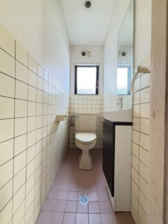 米子市西福原、中古一戸建てのトイレ画像です