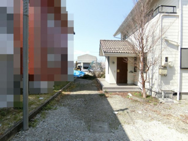 米子市西福原、中古一戸建ての前面道路を含む現地写真画像です