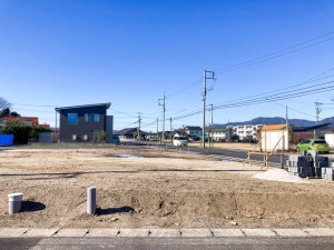 出雲市斐川町直江、新築一戸建ての前面道路を含む現地写真画像です