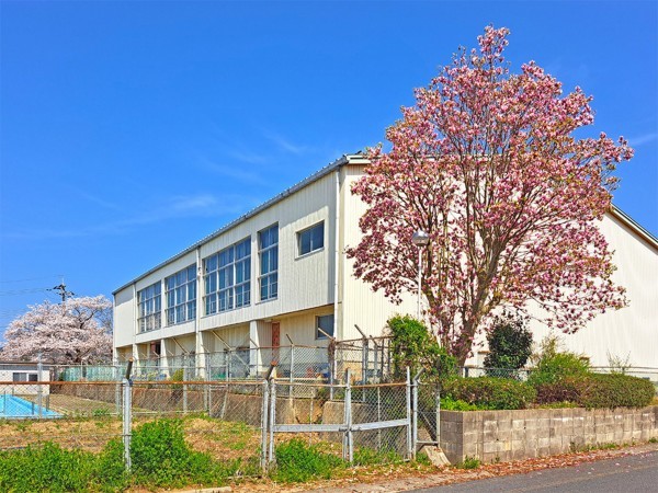 松江市西川津町、土地の小学校画像です