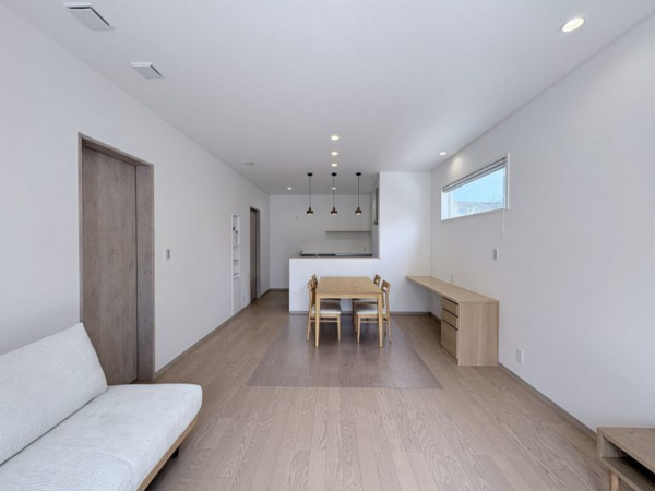 出雲市大津町、新築一戸建ての居間画像です