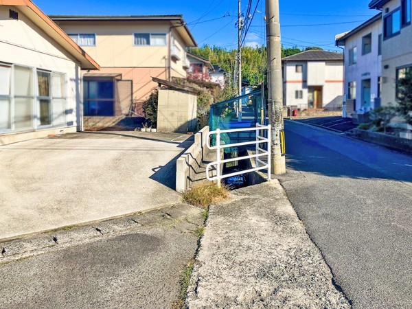 松江市浜乃木、土地の前面道路を含む現地写真画像です