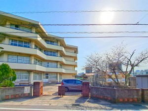 松江市浜佐田町、土地の小学校画像です