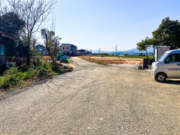 松江市浜佐田町、土地の前面道路を含む現地写真画像です