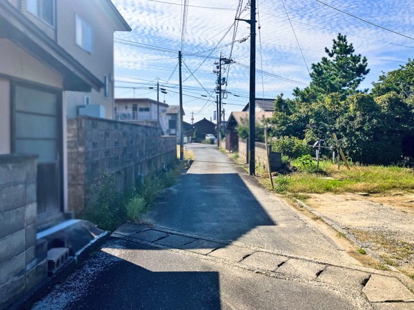 松江市浜佐田町、土地の前面道路を含む現地写真画像です
