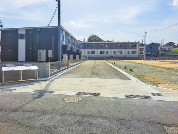 松江市法吉町、土地の前面道路を含む現地写真画像です