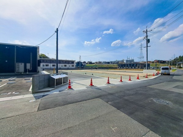 松江市法吉町、土地の前面道路を含む現地写真画像です