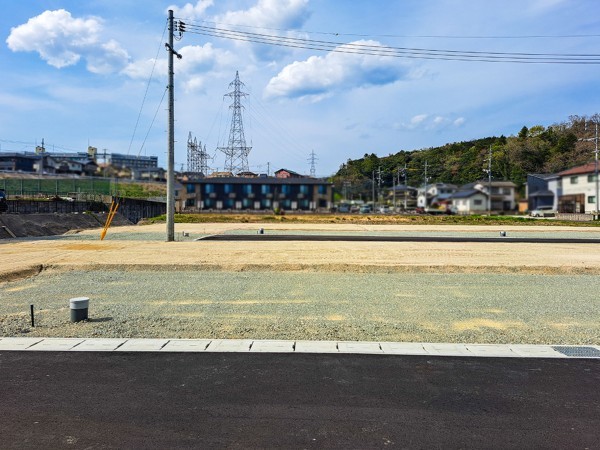 松江市法吉町、土地の前面道路を含む現地写真画像です