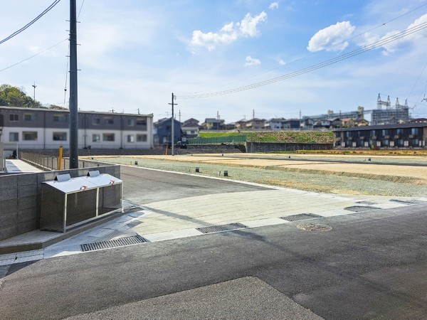 松江市法吉町、土地の前面道路を含む現地写真画像です