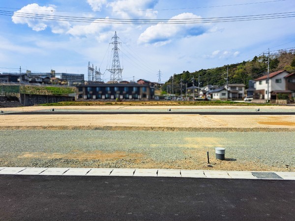 松江市法吉町、土地の前面道路を含む現地写真画像です