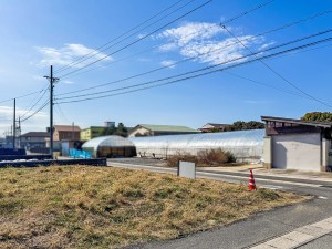 米子市新開、土地の前面道路を含む現地写真画像です