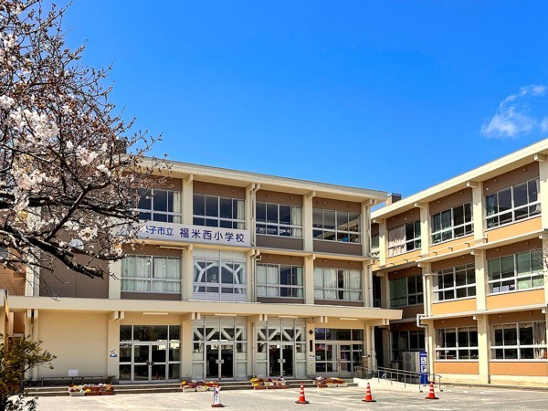 米子市新開、土地の小学校画像です