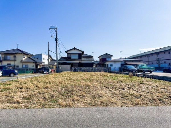 米子市新開、土地の前面道路を含む現地写真画像です