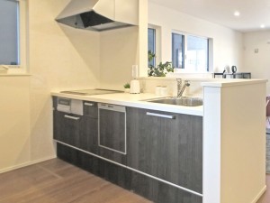 出雲市渡橋町、新築一戸建てのキッチン画像です