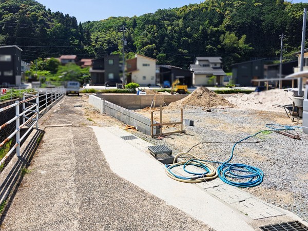 松江市玉湯町玉造、土地の前面道路を含む現地写真画像です