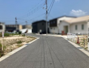 米子市蚊屋、土地の前面道路を含む現地写真画像です