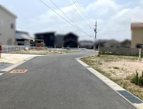 米子市蚊屋、土地の前面道路を含む現地写真画像です