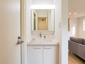 鳥取市卯垣、新築一戸建ての洗面画像です