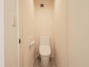 鳥取市卯垣、新築一戸建てのトイレ画像です
