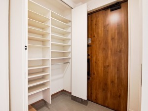 鳥取市古海、新築一戸建ての玄関画像です