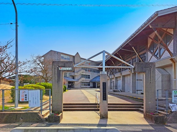 松江市下東川津町、土地の小学校画像です