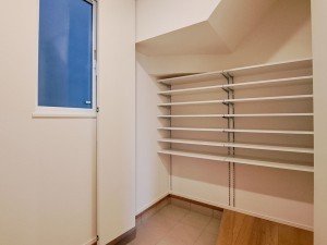 鳥取市古海、新築一戸建ての玄関画像です