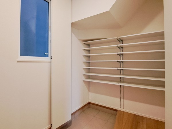 鳥取市古海、新築一戸建ての玄関画像です