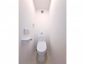 出雲市大津町、新築一戸建てのトイレ画像です