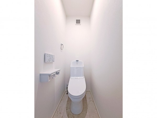 出雲市大津町、新築一戸建てのトイレ画像です