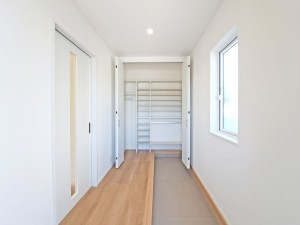松江市雑賀町、新築一戸建ての玄関画像です
