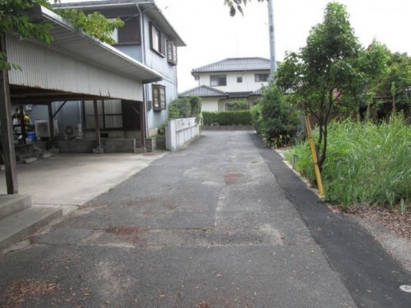 米子市旗ヶ崎、中古一戸建ての前面道路を含む現地写真画像です