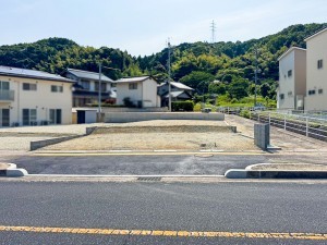 松江市玉湯町玉造、新築一戸建ての前面道路を含む現地写真画像です