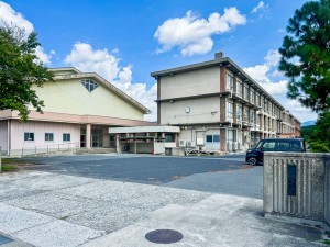 米子市尾高、土地の小学校画像です