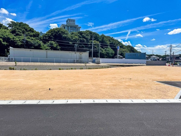 米子市尾高、土地の前面道路を含む現地写真画像です