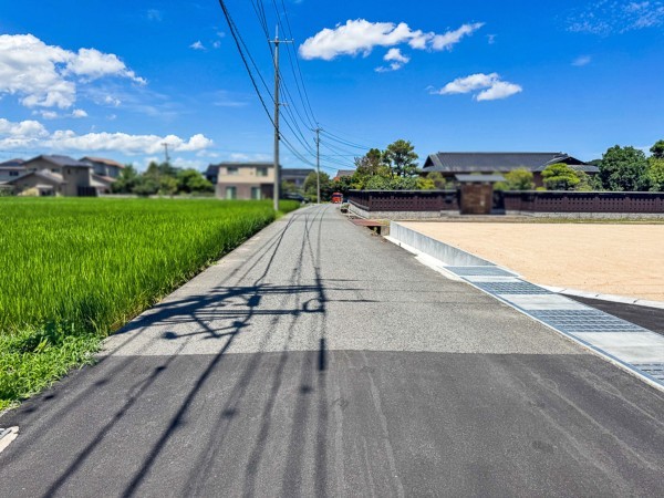 米子市尾高、土地の前面道路を含む現地写真画像です