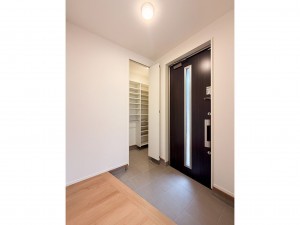 松江市法吉町、新築一戸建ての玄関画像です