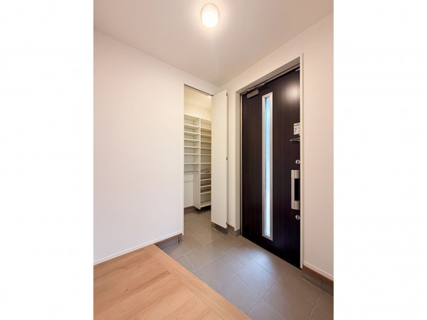 松江市法吉町、新築一戸建ての玄関画像です