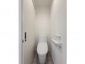 出雲市斐川町上直江、新築一戸建てのトイレ画像です