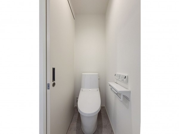 出雲市斐川町上直江、新築一戸建てのトイレ画像です